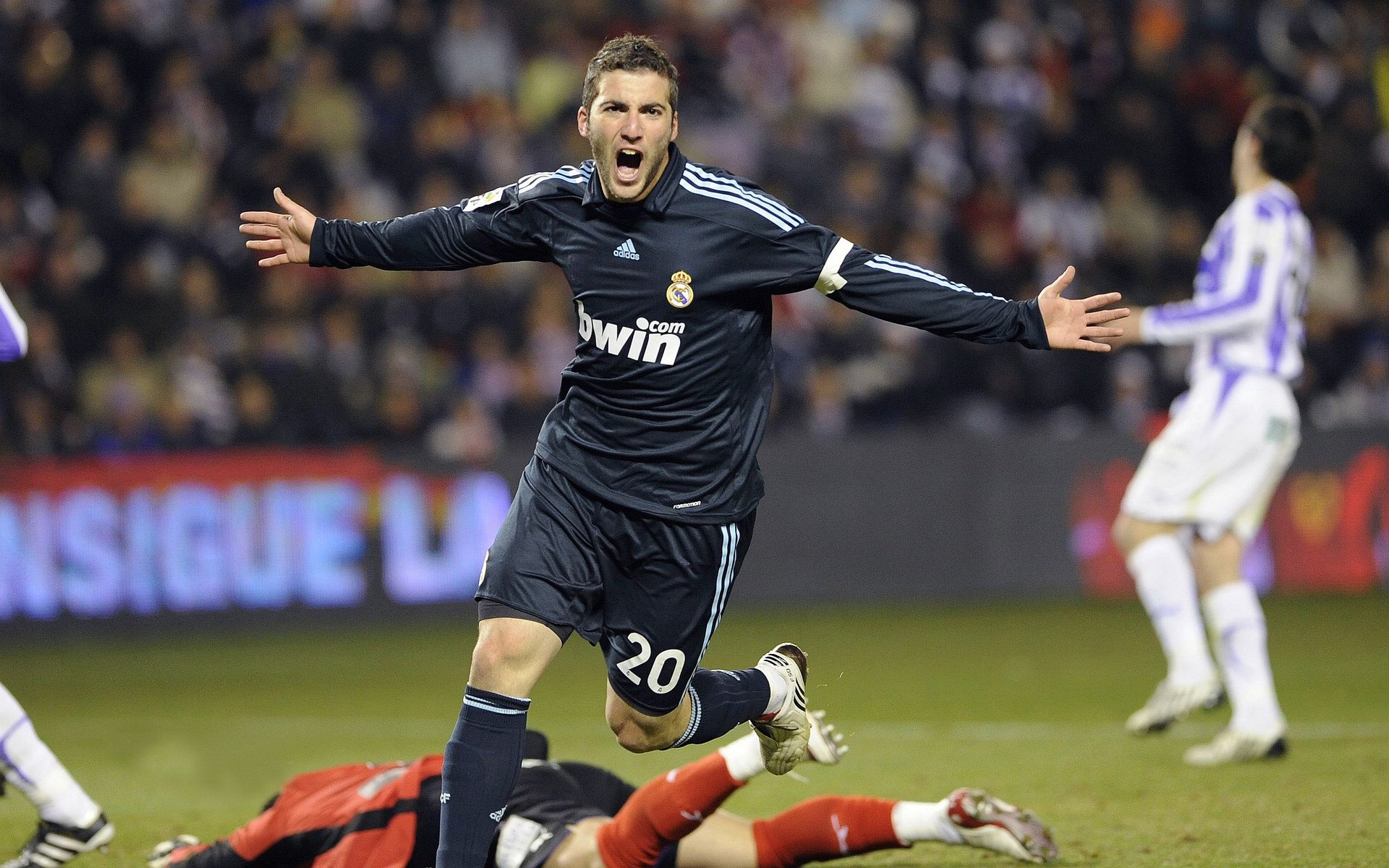 爱游戏网页版-当伊斯坦布尔的风吹过多特蒙德，梅西在欧陆之夜书写唯一传奇